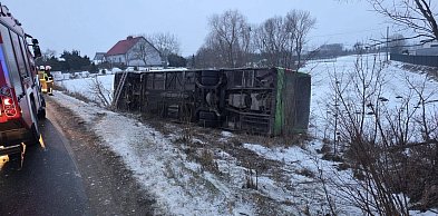 Szynych: Autobus wypadł z drogi i przewrócił się na bok. Służby w akcji