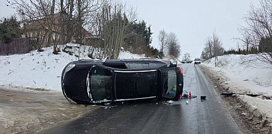 Groźne zdarzenie w Pokrzywnie. Samochód osobowy przewrócił się na bok