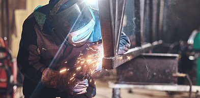 Jak dobrać kurtynę spawalniczą na wymiar – przewodnik krok po kroku