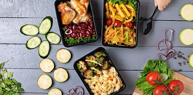 Catering dietetyczny czy gotowanie w domu? Sprawdź, która opcja jest lepsza dla Ci