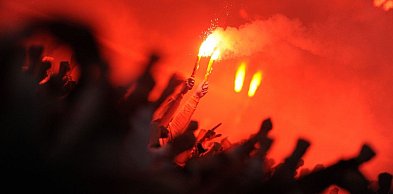 Czy zakaz pirotechniki na stadionach powinien zostać zniesiony? Nieudolność służb
