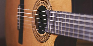 Jak opanować szanty chwyty i zacząć grać żeglarskie piosenki z prawdziwą swobodą?