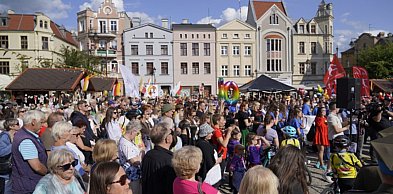 „Sikanie na k*rwy” na miejskiej scenie? Grudziądzanie oburzeni wyborem gwiazdy