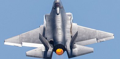 Szef MON: ok. godz. 18 pierwsze trzy samoloty F-35 dotrą do bazy w Łasku