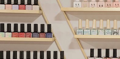 Neonowe lakiery hybrydowe kontra clean nails. Sprawdź, co jest na topie!