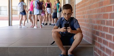 MEN: Rada Ministrów przyjęła projekt ustawy dotyczący korzystania z telefonów komó