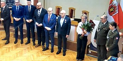 Uroczysty akcent na sesji Rady Miejskiej. Wręczono Złote Medale za Zasługi dla Obr-99153