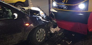 Kolizja samochodu osobowego z tramwajem na Al. 23 Stycznia w Grudziądzu. Są utrudn-99314