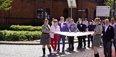 Biało-czerwona łączy pokolenia. Dziś obchodzimy Dzień Flagi