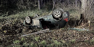 Groźny poranek w Nowej Wsi. Samochód osobowy dachował n-99504