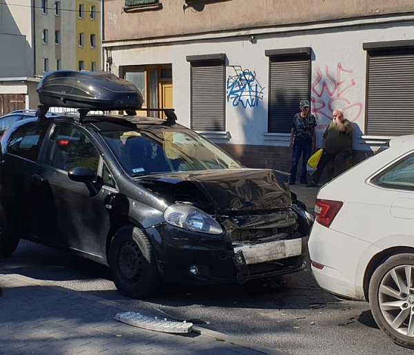 Karambol na Kalinkowej. Zderzenie trzech aut, jedna osoba trafiła do szpitala-97762