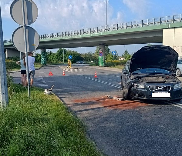 GRUDZIĄDZ: Kolizja na skrzyżowaniu Waryńskiego i Lotniczej. Służby na miejscu-97778