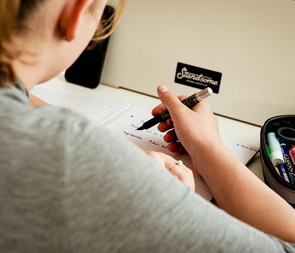 Obowiązkowe prace domowe wrócą do szkół? Polacy mówią jasno-97813