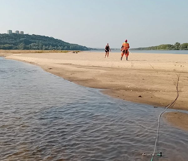Akcja strażaków na Wiśle w Grudziądzu. Ewakuowali kobietę z łachy na środku rzeki-97840