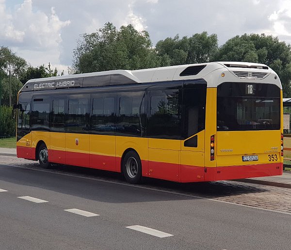 Policja: jadąc na groby bliskich, wybierzmy komunikację miejską-98646