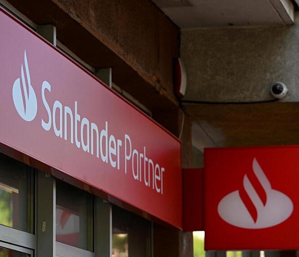 Prokuratura: z kont 490 klientów banku Santander skradziono 2,2 mln zł-98665