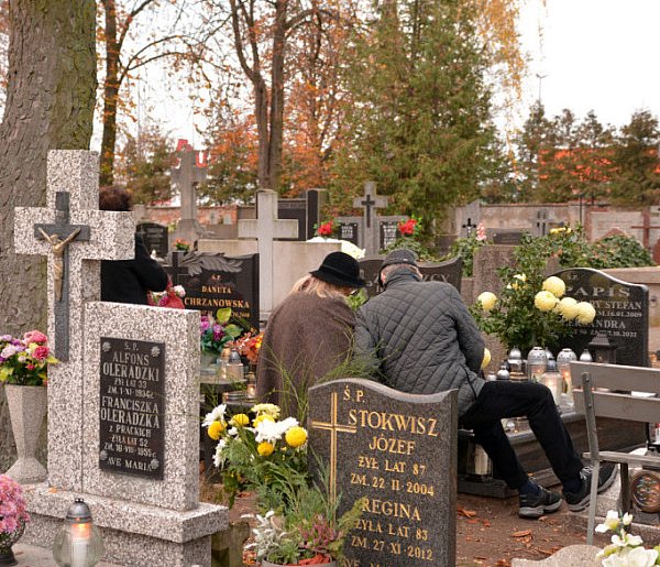 Savoir-vivre na 1 listopada. Jak się zachować podczas wizyty na cmentarzu?-98724