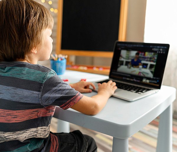 Popularni influencerzy mogą mieć kłopoty. Treści dla dzieci budzą kontrowersje-98898