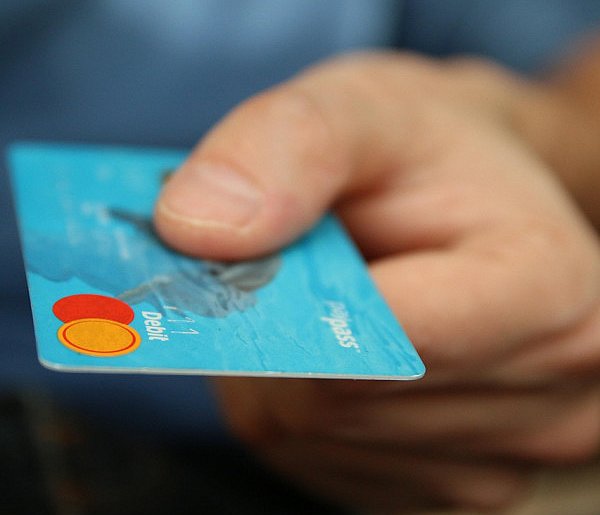 Fiskus skontroluje płatności kartą Polaków? Resort zabiera głos-99037