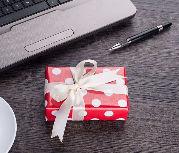 Świąteczna paczka może stać się problemem. Skarbówka patrzy z ukrycia-99196