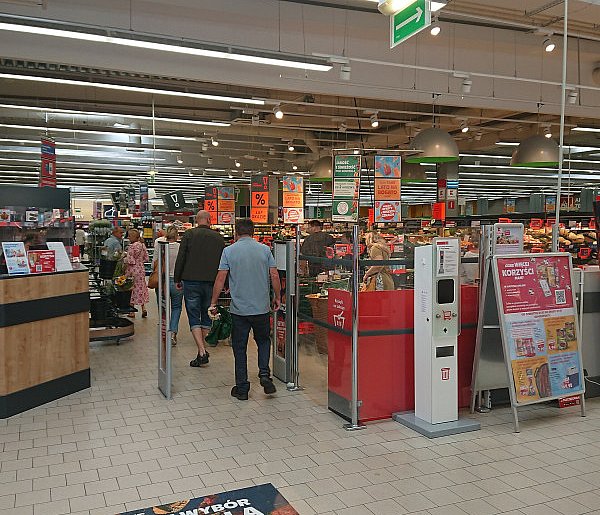 Pracownicy popularnej sieci mają dość. W południe zatrzymają pracę-99400