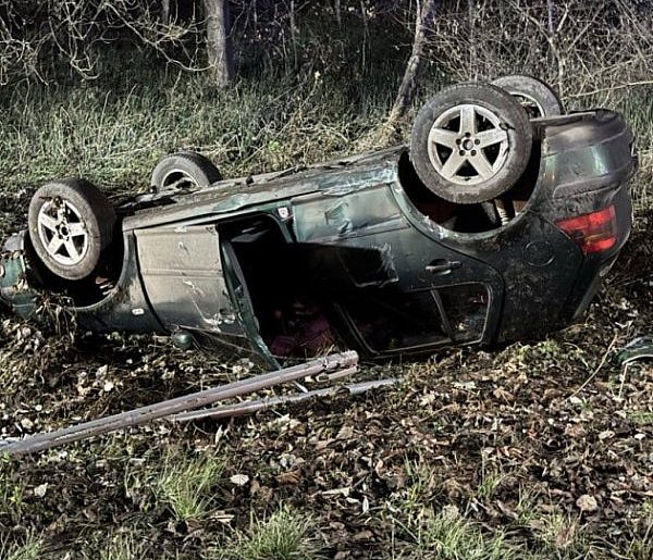 Groźny poranek w Nowej Wsi. Samochód osobowy dachował na ulicy Łąkowej-99504