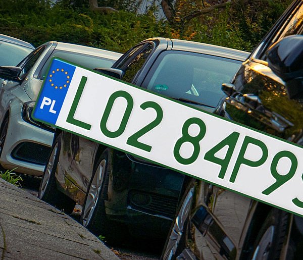 Tablice z zielonymi napisami na kolejnych autach. Nie chodzi o "elektryki"-99586