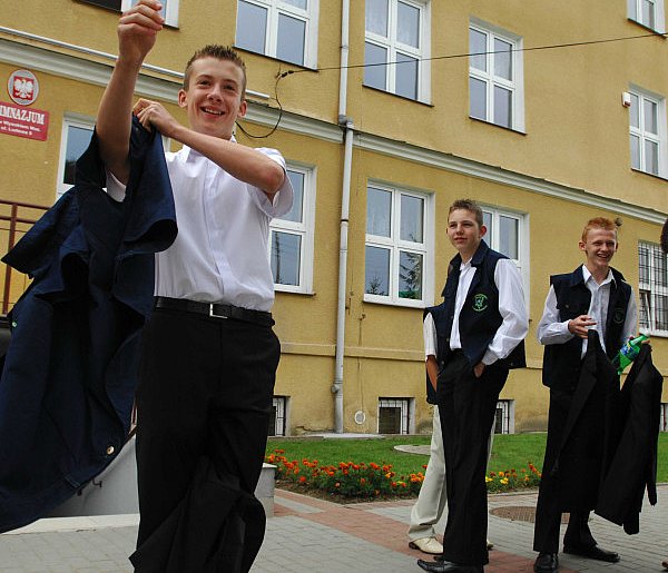 Czy szkoła może narzucać uczniom fryzurę i strój MEN wyjaśnia-99650