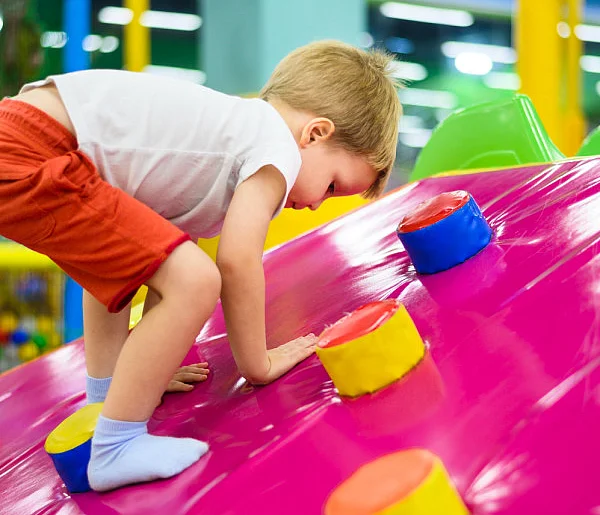 Zostawiasz dziecko w sali zabaw? Urząd wykrył poważne uchybienia-99940