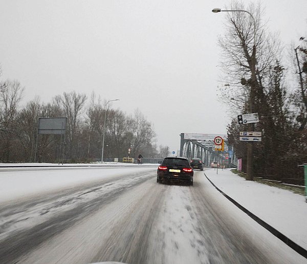 Poważne zagrożenie na drogach. Kierowcy często o tym zapominają-99949