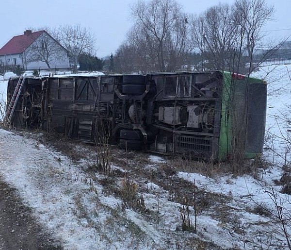 Szynych: Autobus wypadł z drogi i przewrócił się na bok. Służby w akcji
