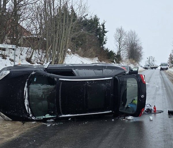 Groźne zdarzenie w Pokrzywnie. Samochód osobowy przewrócił się na bok