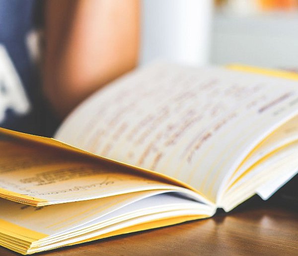 KO, PSL, Polska 2050 i Lewica poparły projekt nowelizacji dotyczący podręczników s