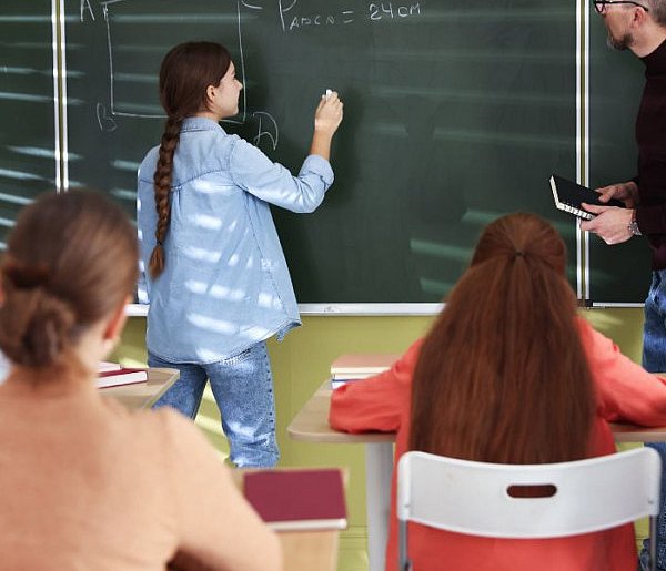 Nowacka: MEN nie planuje centralnie ustalać tego, jak uczniowie mają wyglądać i ja