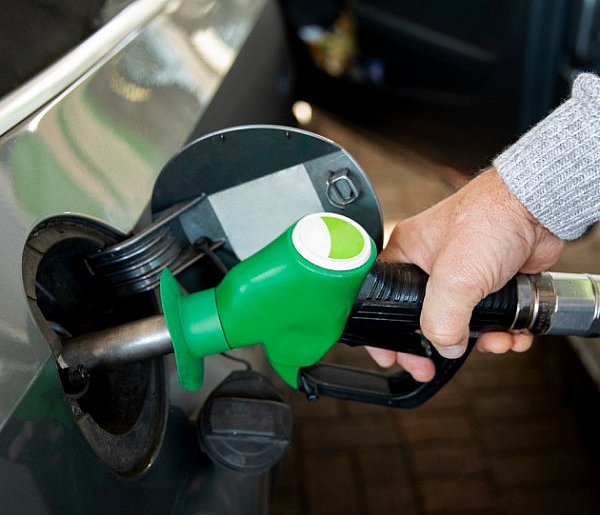 W niedzielę weszło w życie część przepisów pozwalających na obniżenie cen paliw; z