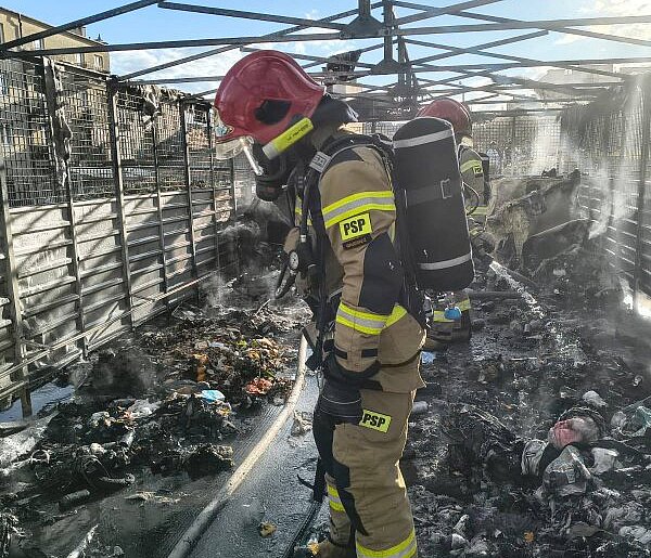 Pożar wiaty śmietnikowej przy ul. Tczewskiej. Ogień uszkodził trzy samochody