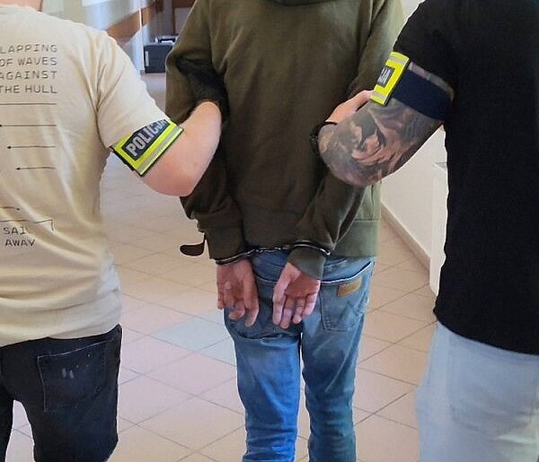 Ponad 8 kilogramów narkotyków ukryte w domu! Poszukiwany wpadł w ręce policjantów