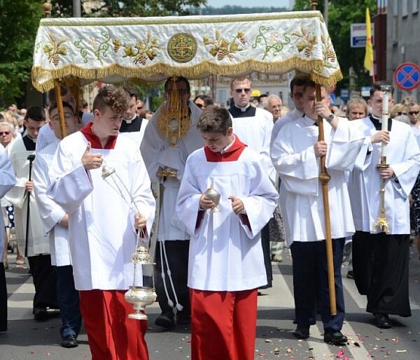 Czy trzeba iść na procesję w Boże Ciało? Oto, kiedy popełnisz grzech