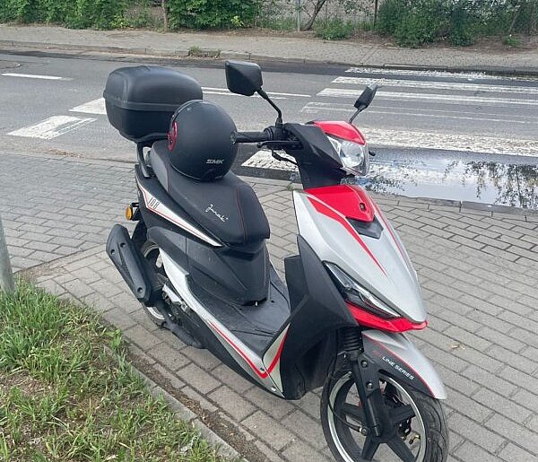 Zdarzenie drogowe z udziałem 55-latka. Kierujący motorowerem posiadał aktywny zaka