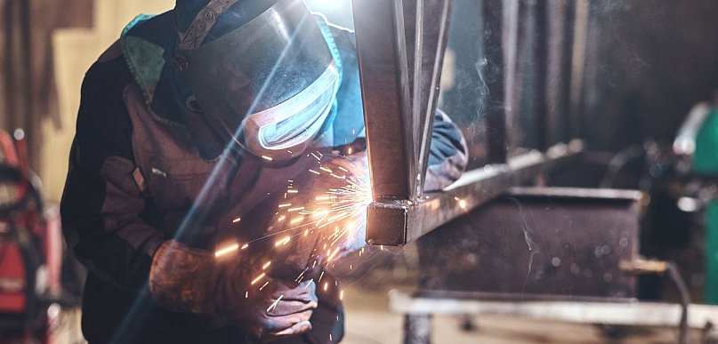 Jak dobrać kurtynę spawalniczą na wymiar – przewodnik krok po kroku