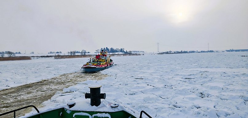 Akcja lodołamania na Wiśle trwa. Flota Wód Polskich w pełnej gotowości