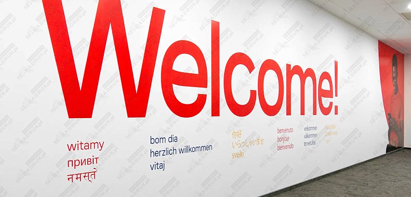 Ściany i okna jako nośniki marki – jak wykorzystać przestrzeń lokalu w marketingu