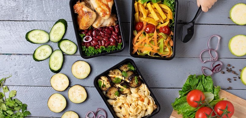 Catering dietetyczny czy gotowanie w domu? Sprawdź, która opcja jest lepsza dla Ci