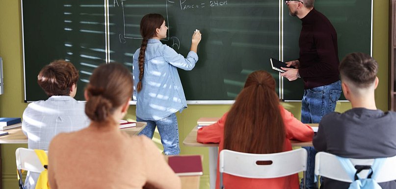 Nowacka: MEN nie planuje centralnie ustalać tego, jak uczniowie mają wyglądać i ja