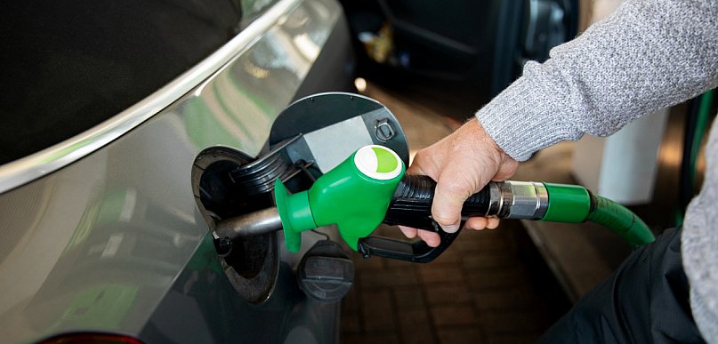 W niedzielę weszło w życie część przepisów pozwalających na obniżenie cen paliw; z