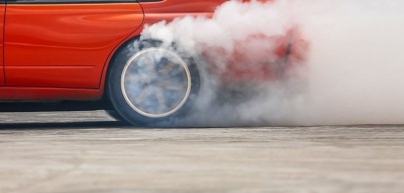 Od poniedziałku za driftowanie grozić będzie przynajmniej 1,5 tys. zł mandatu