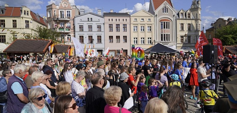 „Sikanie na k*rwy” na miejskiej scenie? Grudziądzanie oburzeni wyborem gwiazdy