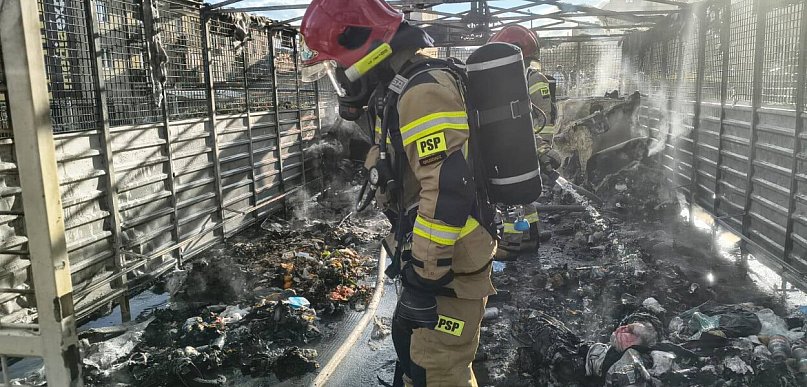 Pożar wiaty śmietnikowej przy ul. Tczewskiej. Ogień uszkodził trzy samochody