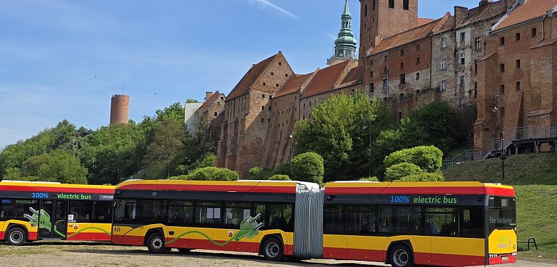 Przegubowe „elektryki” wyjadą na ulice Grudziądza. Zobacz, co oferują pasażerom!
