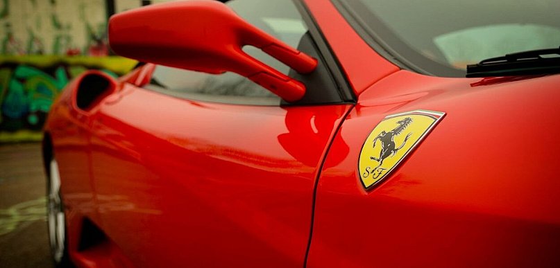 Żółty pocisk rzuca wyzwanie czerwonemu imperium – analiza wydajności Ferrari #83